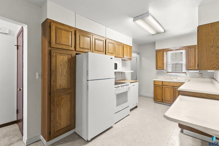 Property Photo:  709 N Leadale Ave  SD 57103 