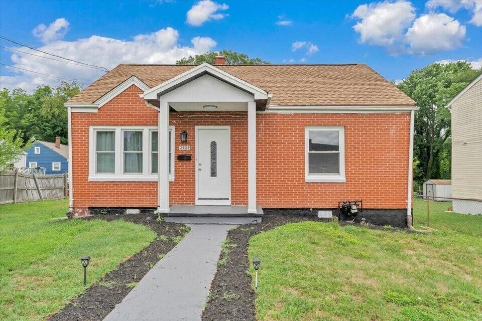 Property Photo:  2923 Courtland Rd NW  VA 24012 