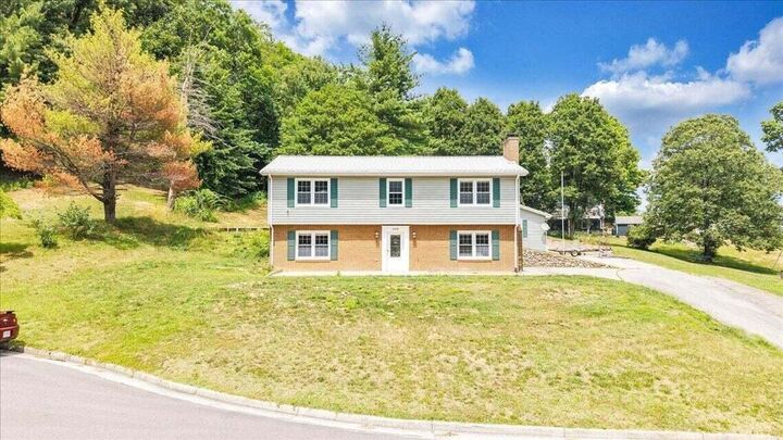 Property Photo: 6408 Orchard View Ln VA 24018