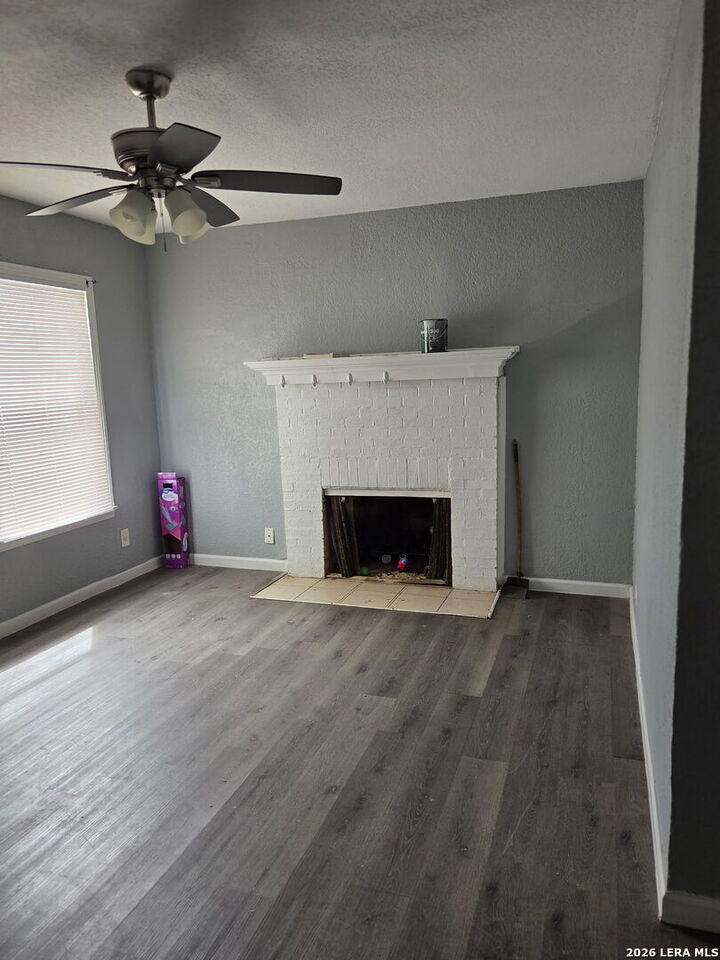Property Photo: 901 E Dullnig Ct TX 78223