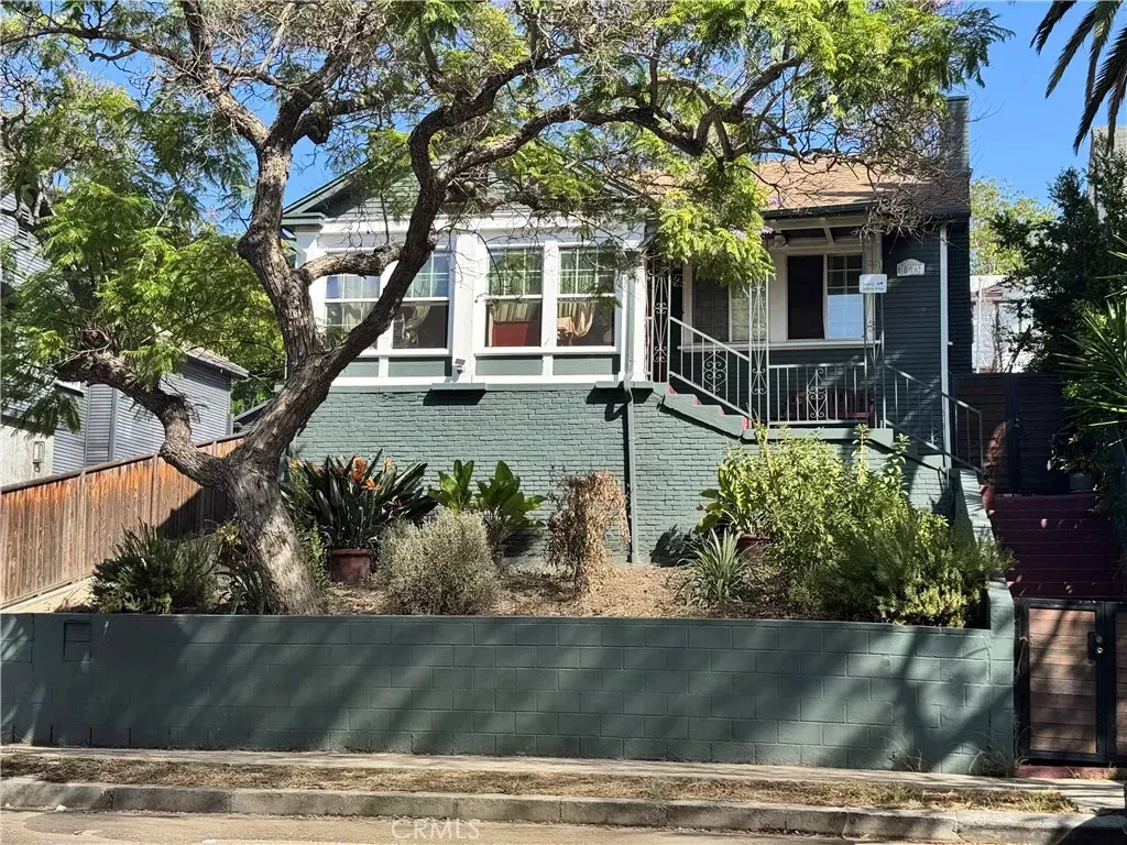 Property Photo:  806 N Oxford  CA 90029 