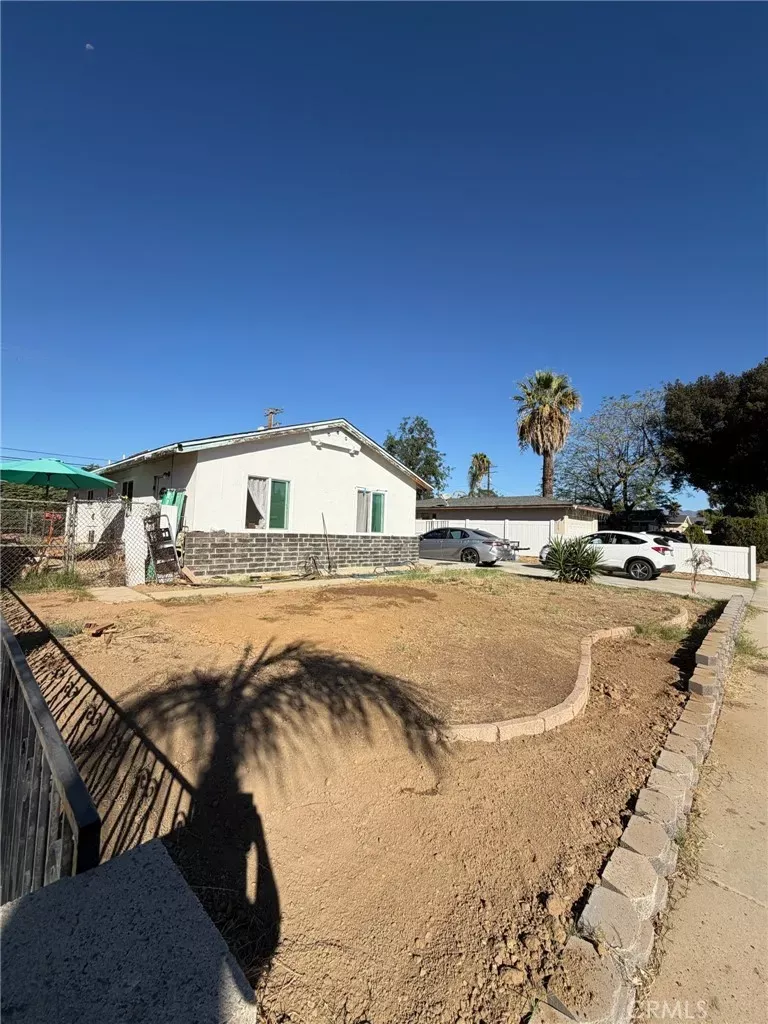 Property Photo: 262 N Larch CA 92376