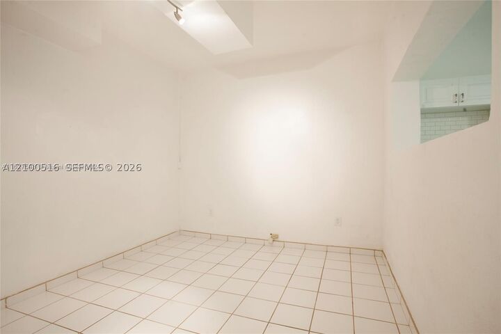 Property Photo:  