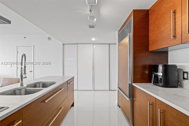 Property Photo:  495 Brickell Ave 905  FL 33131 