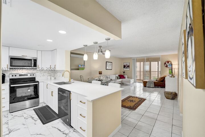 Property Photo:  424 SE 10th St 204  FL 33004 