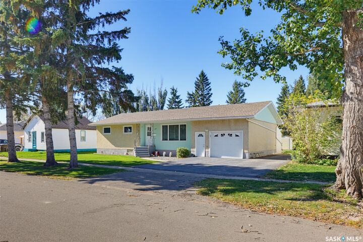 Property Photo:  313 4th Avenue  SK S0K 1B0 