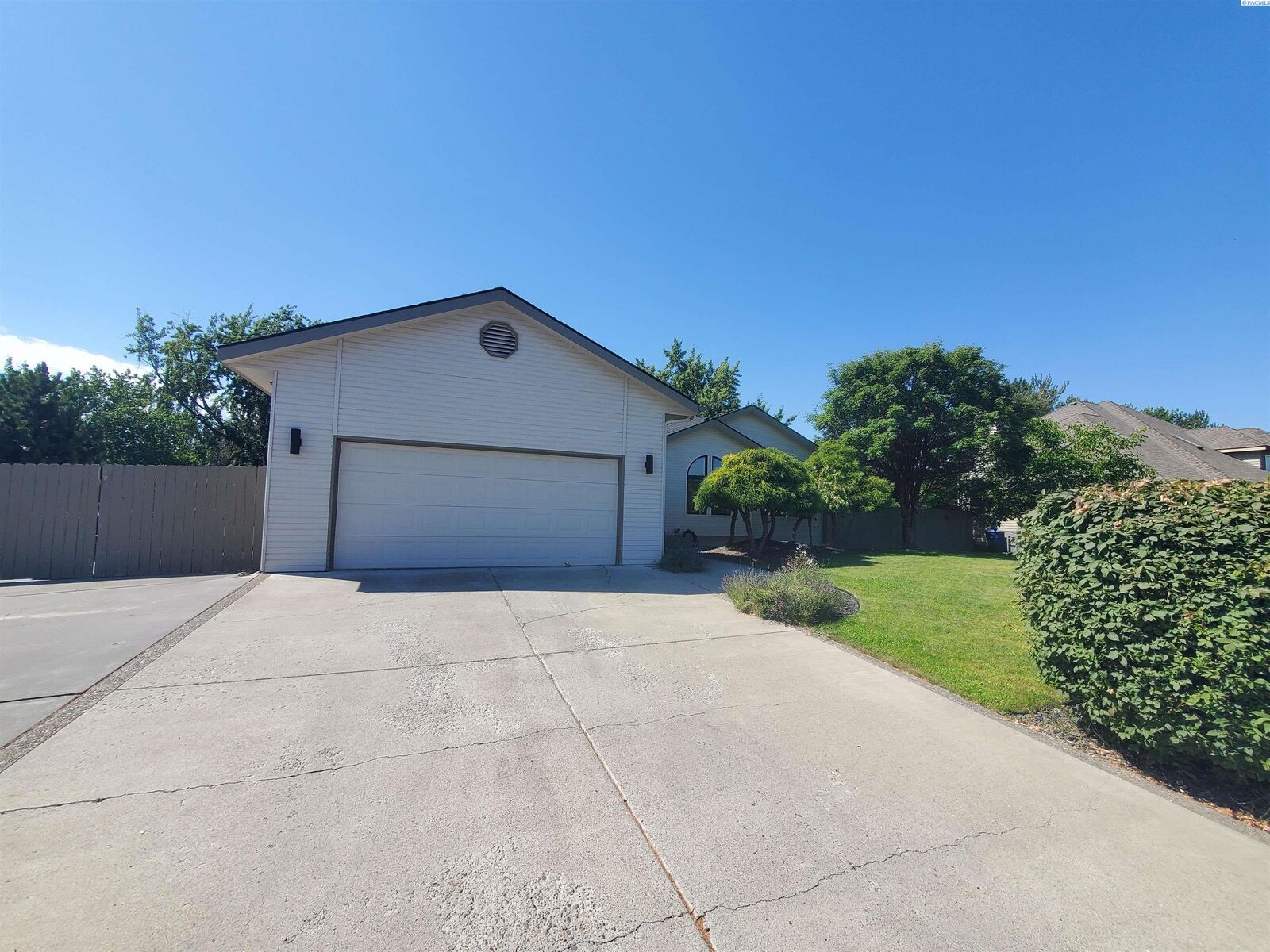 Property Photo:  401 Shaw St  WA 99354 