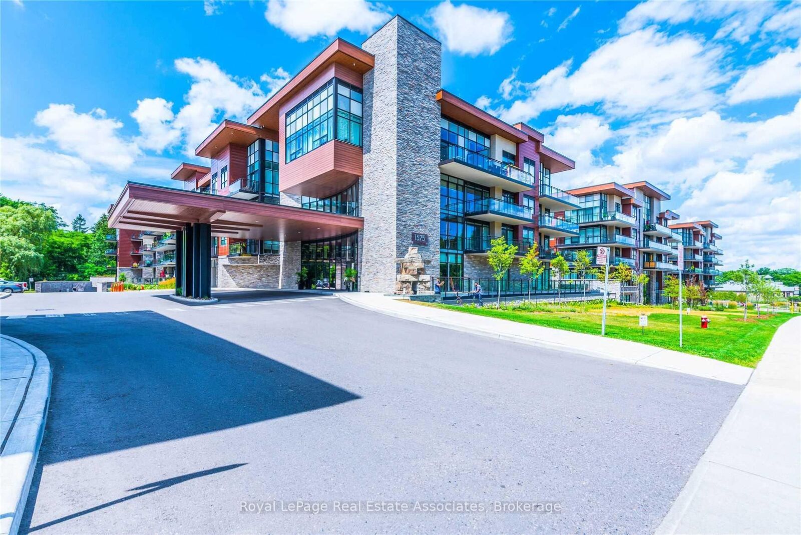 Property Photo:  1575 Lakeshore Road W 141  ON L5J 0B1 