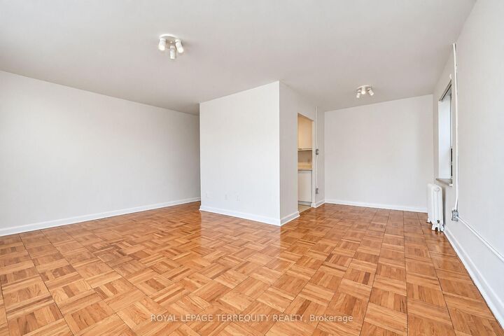 Property Photo: 554 Harvie Avenue 5 ON M6E 4M1