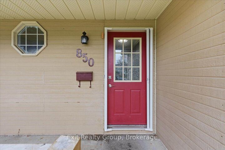Property Photo:  850 Littlestone Crescent  ON K7M 8L6 