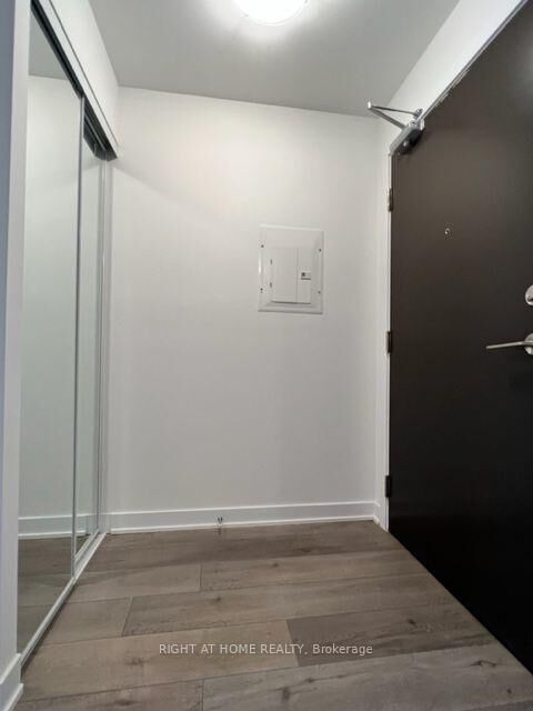 Property Photo:  10 Honeycrisp Crescent 915  ON L4K 0M7 