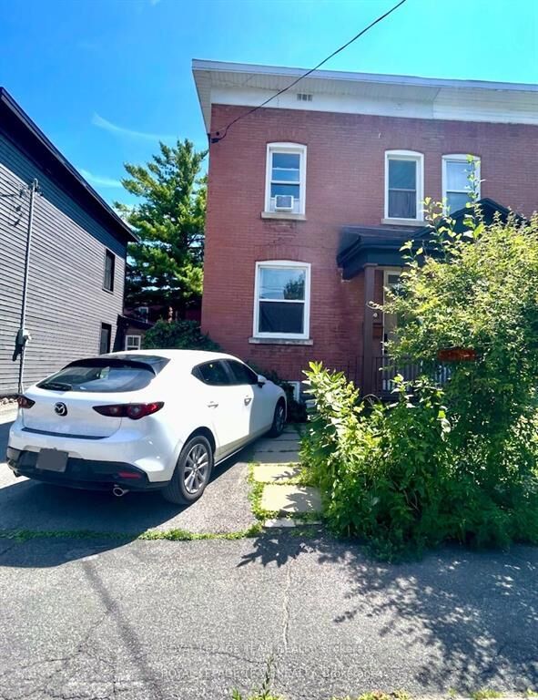 Property Photo:  60 Herridge Street  ON K1S 0G9 