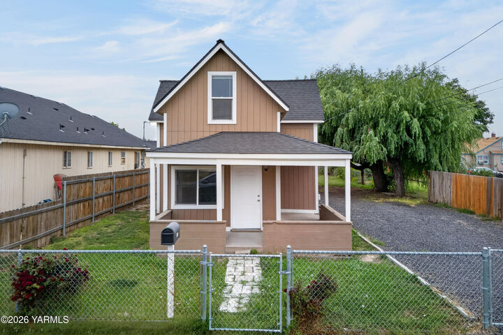 Property Photo:  911 Barnes Ct  WA 98944 