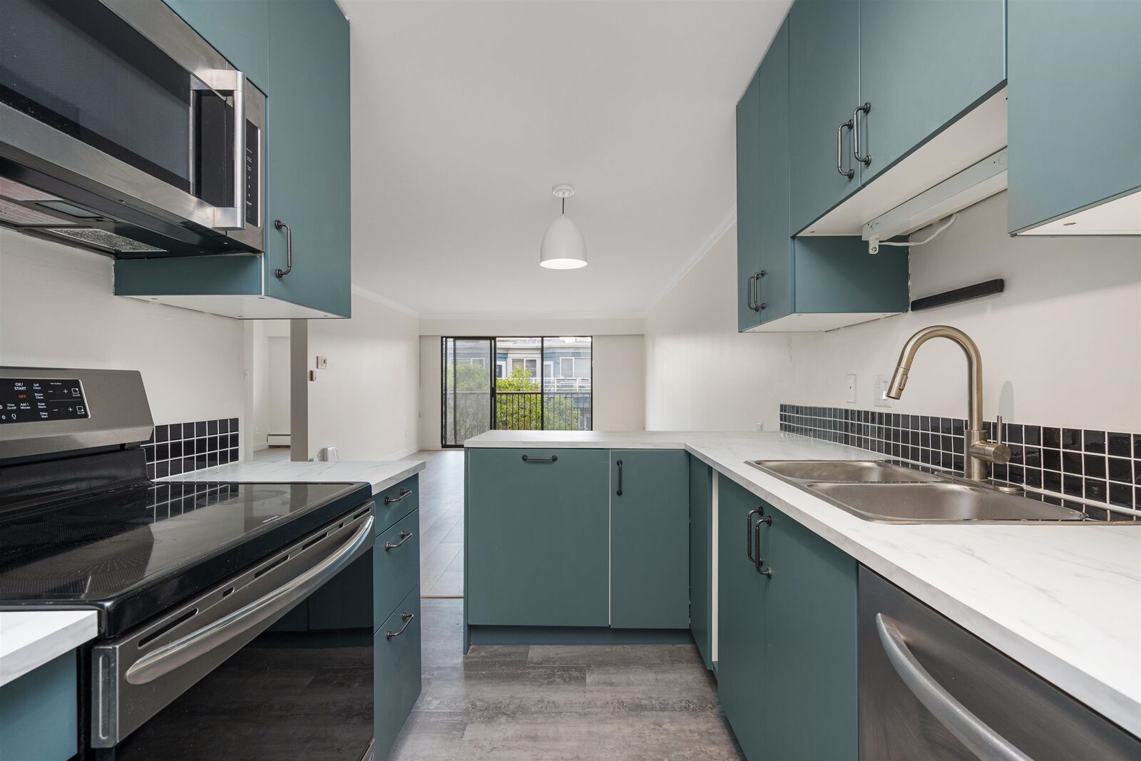 Property Photo:  127 E 4th Street 204  BC V7L 1H7 