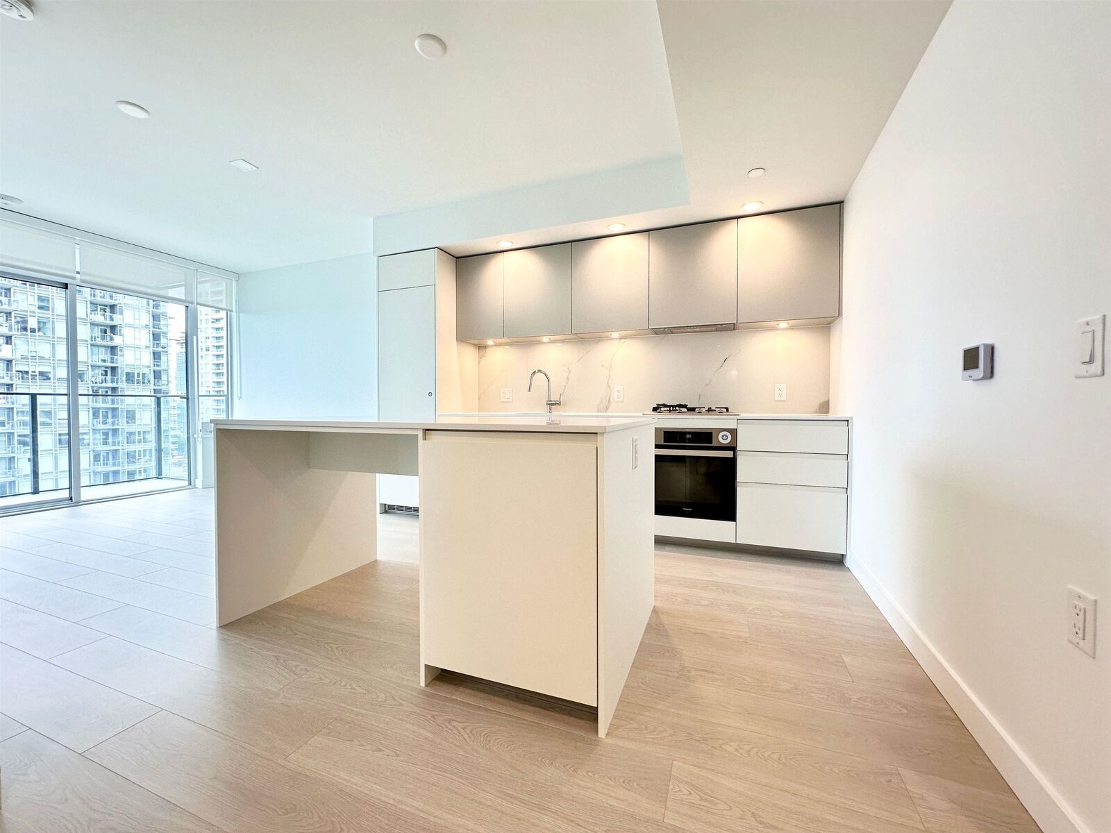 Property Photo:  6537 Telford Avenue 1408  BC V5H 0K9 