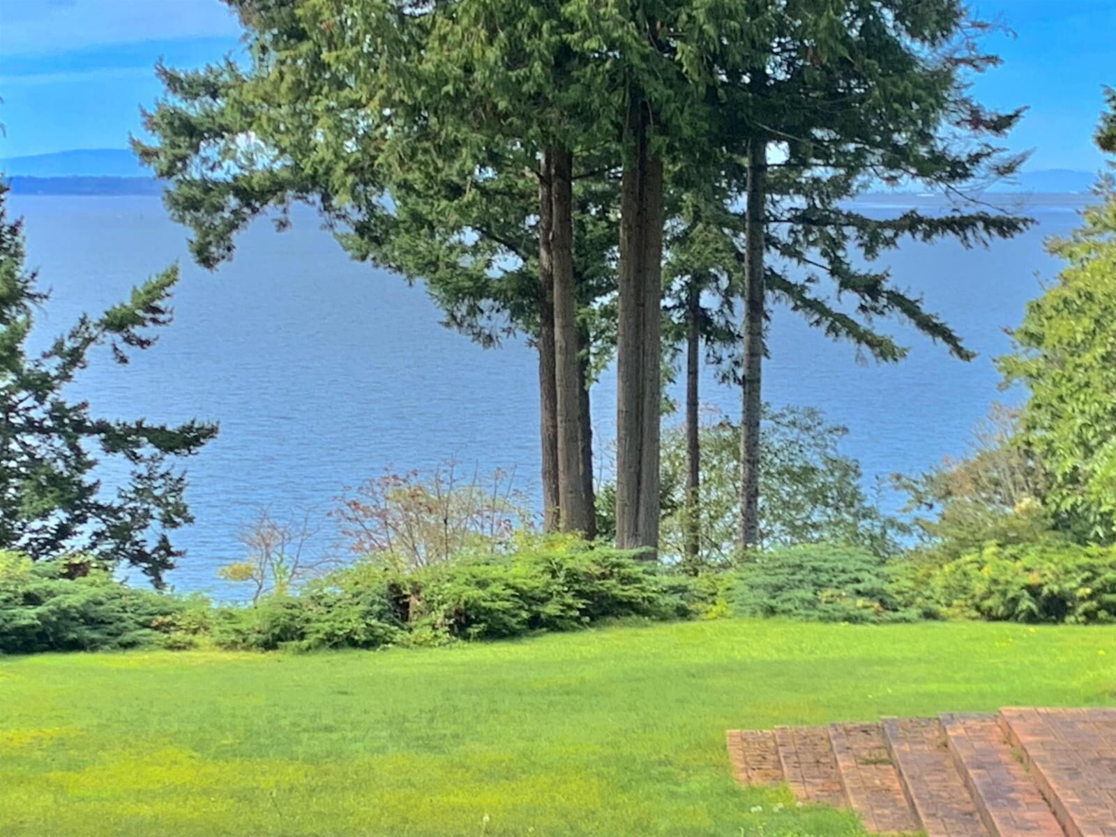 Property Photo:  12581 16 Avenue  BC V4A 1M7 
