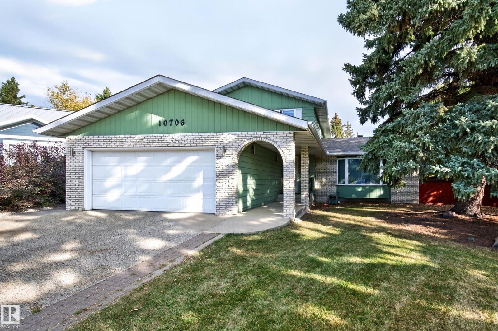 Property Photo:  10706 33A Avenue NW  AB T6J 3B7 