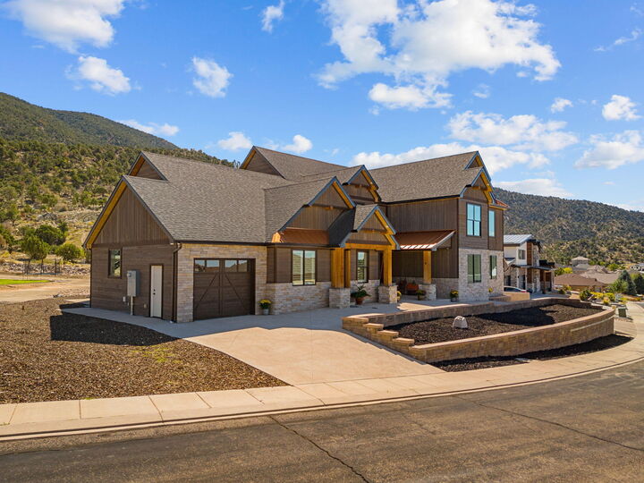 Property Photo: 1192 E Ashdown Forest Rd UT 84721