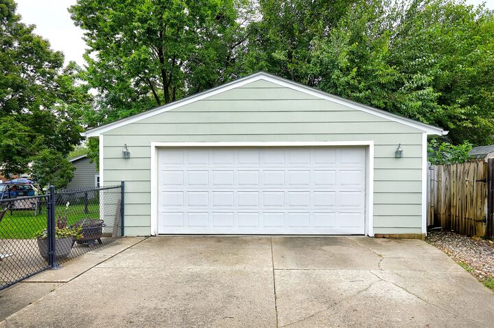 Property Photo:  1609 NW Greenwood Street  IA 50023 