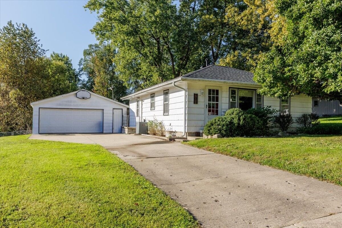 Property Photo: 701 E Rose Avenue IA 50315