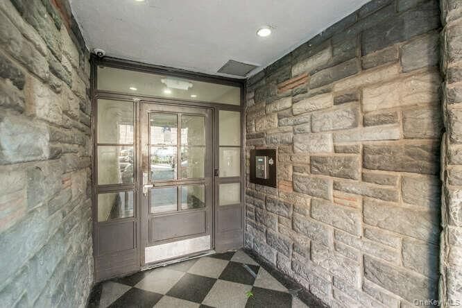 Property Photo:  3230 Cruger Avenue 2F  NY 10467 