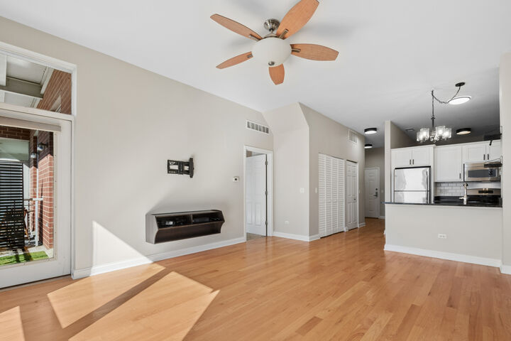 Property Photo:  2035 S Indiana Avenue 405  IL 60616 