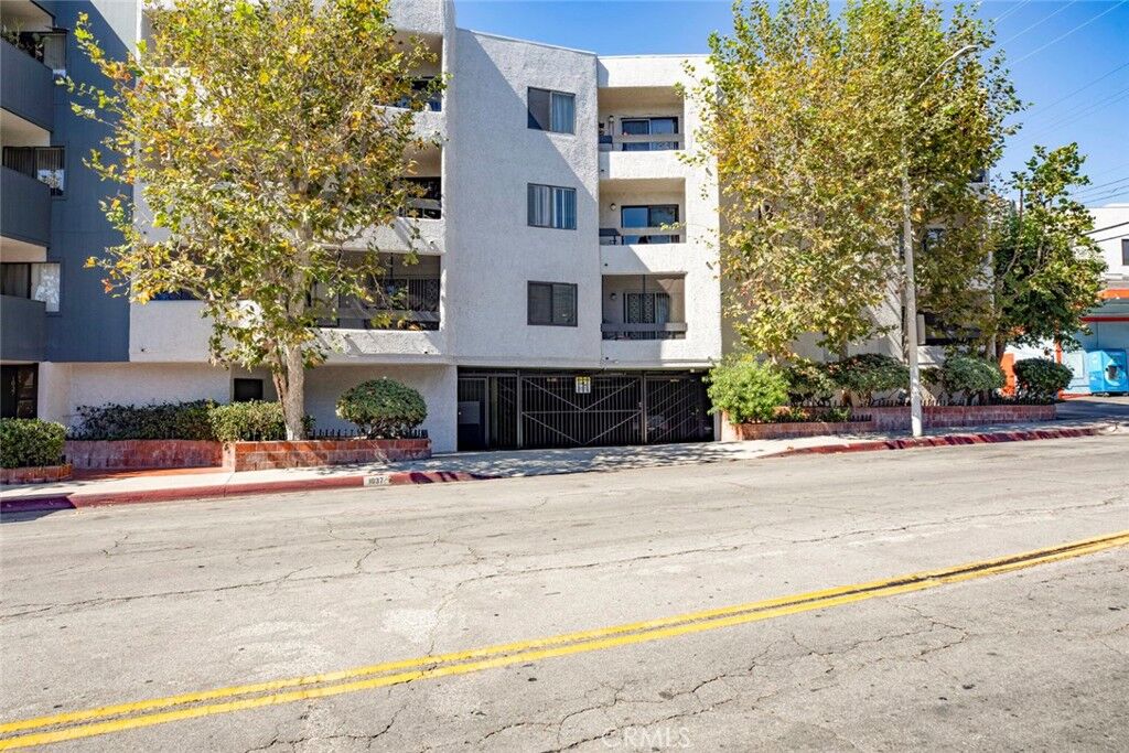 Property Photo: 1037 N Vista CA 90046