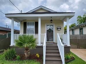 Property Photo: 566 Avenue A LA 70094