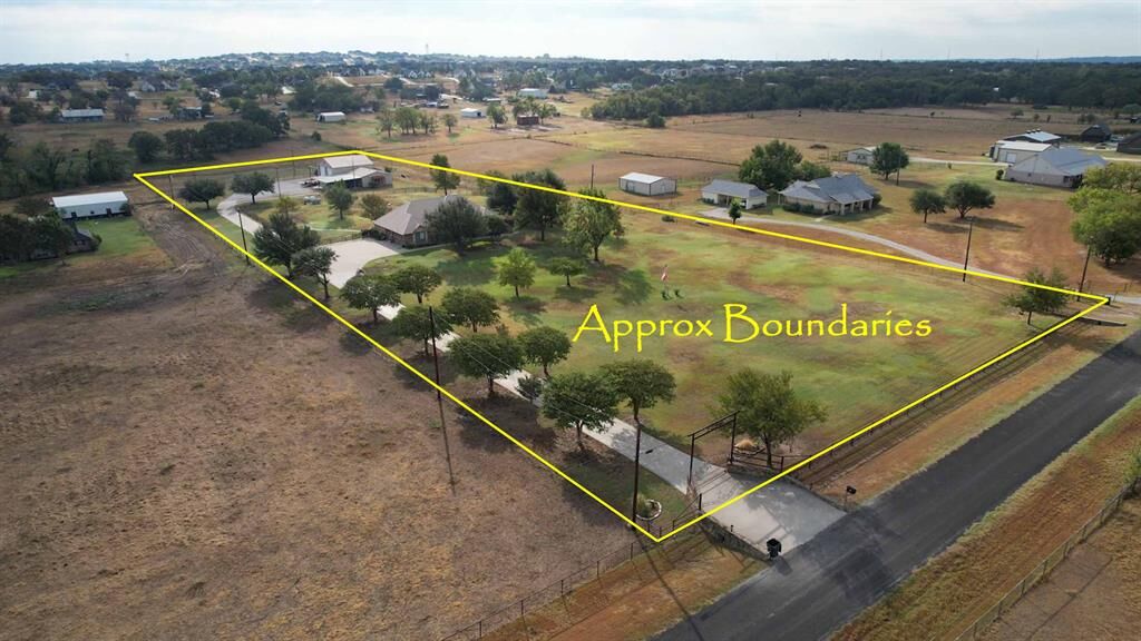 Property Photo: 272 Edward Farris Road TX 76085