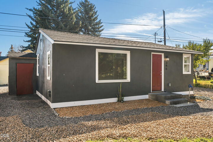 Property Photo: 346 SW 12th Street OR 97756