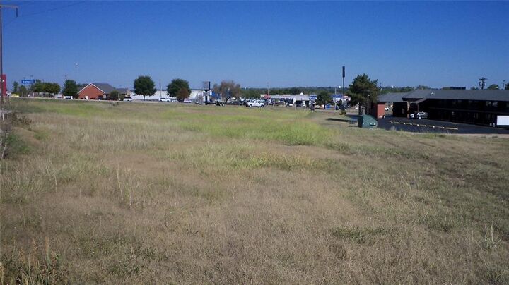 Property Photo:  2215 S Weedn Boulevard  OK 73080 