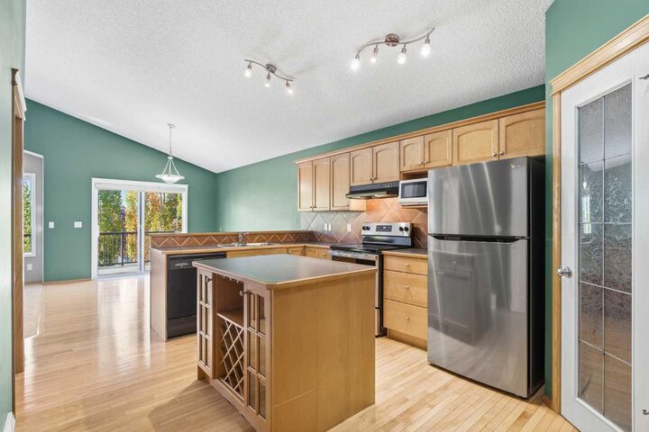 Property Photo:  7 Royal Birch Green NW  AB T3G 5L5 
