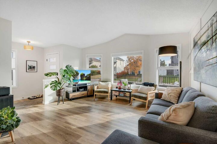 Property Photo:  15 Rivercrest Way SE  AB T2C 4J8 