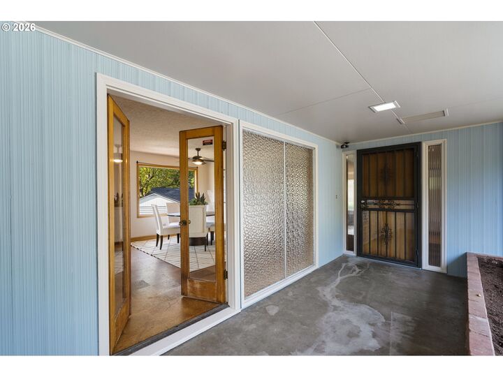 Property Photo:  1930 SE Risley Ave  OR 97267 