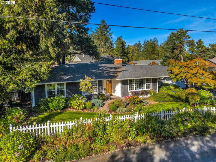 Property Photo: 810 G St OR 97138