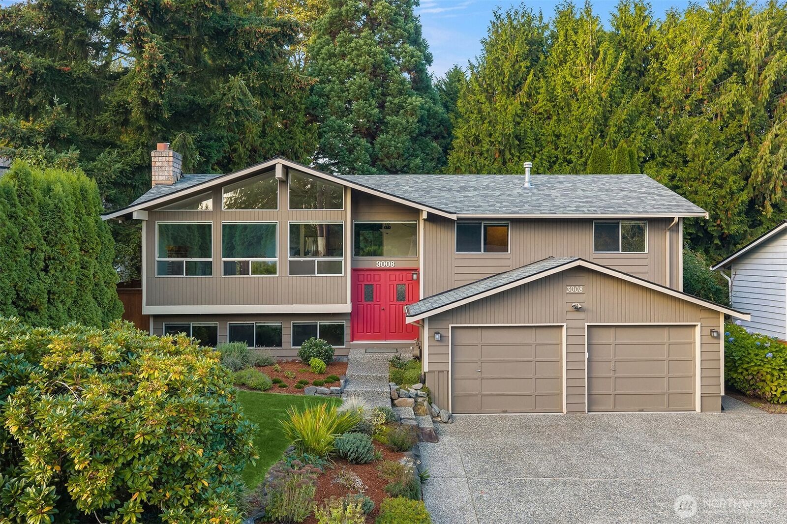Property Photo: 3008 NE 201st Place WA 98155