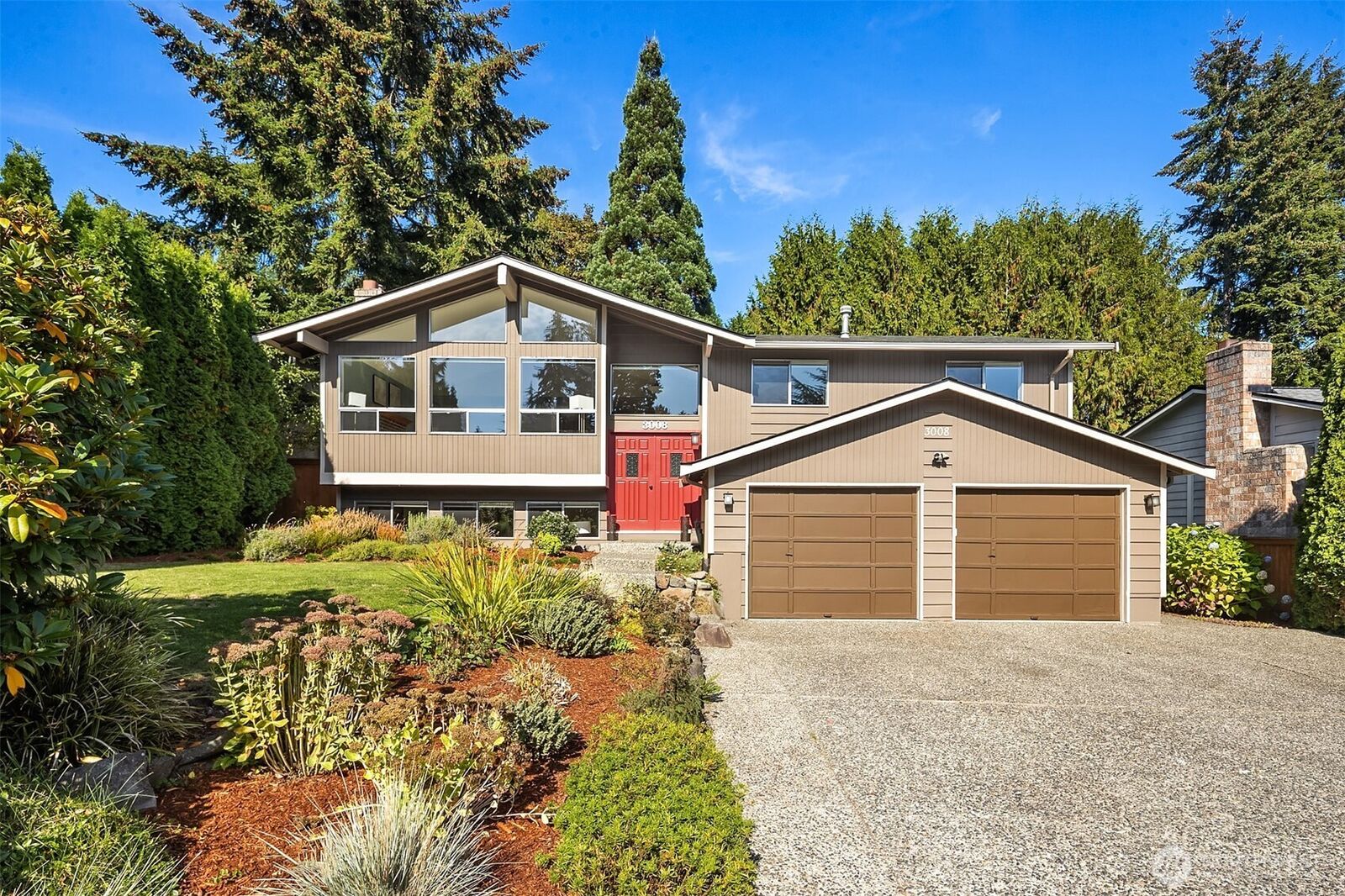 Property Photo: 3008 NE 201st Place WA 98155