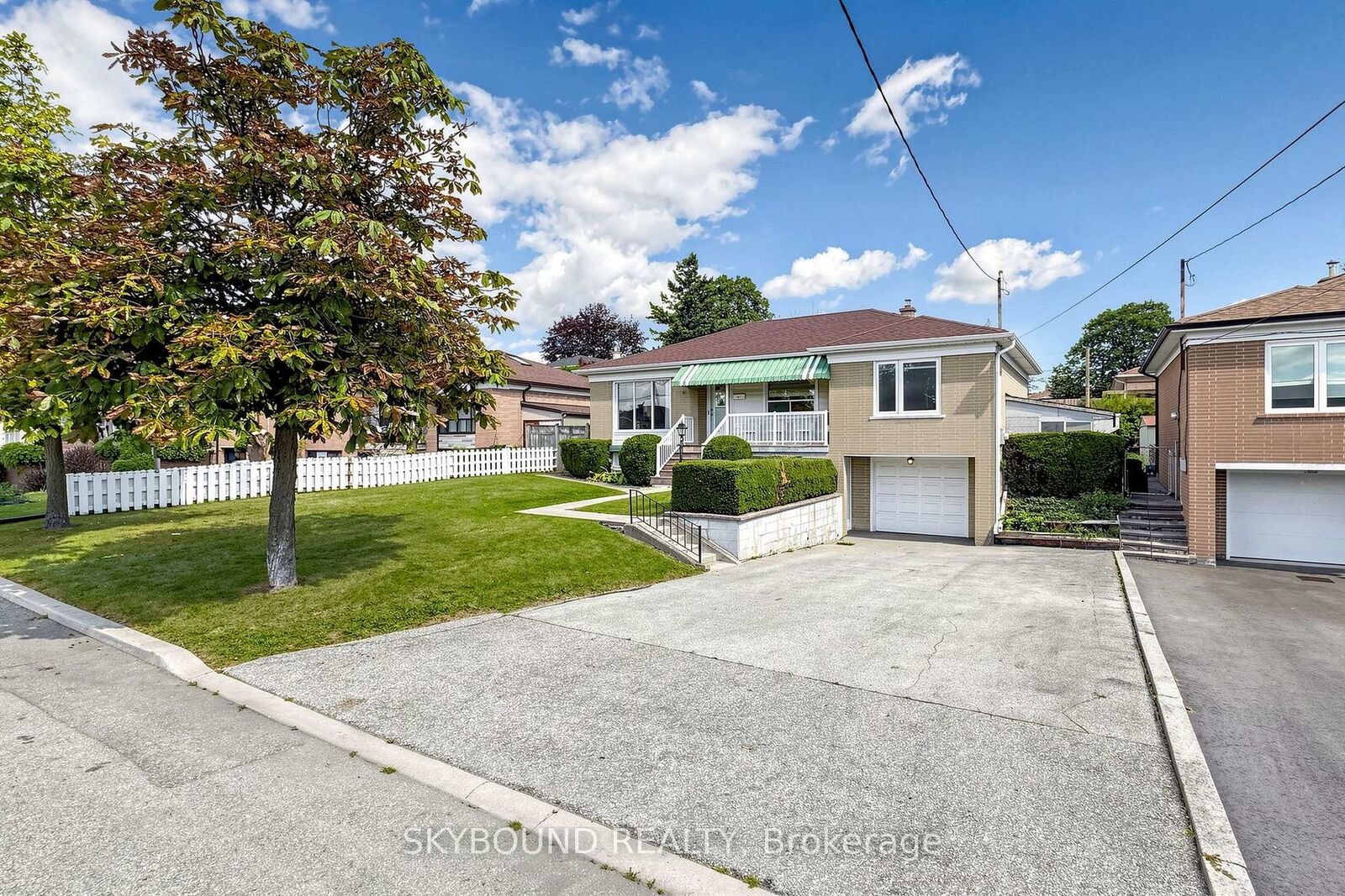 Property Photo:  13 Liscombe Road  ON M6L 2Z9 