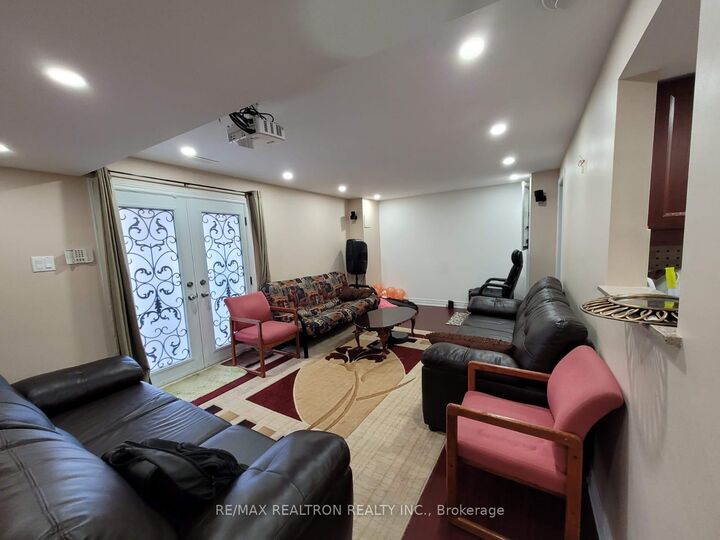 Property Photo:  110 Seasons Drive Lower  ON M1X 1X8 