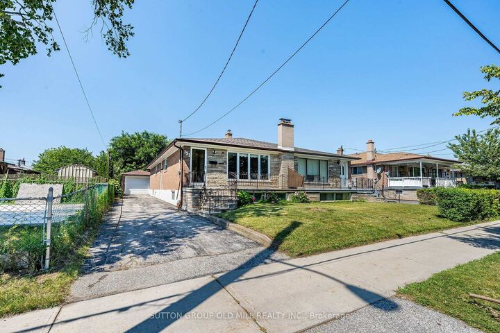 Property Photo:  151 Lanyard Road  ON M9M 1Z3 