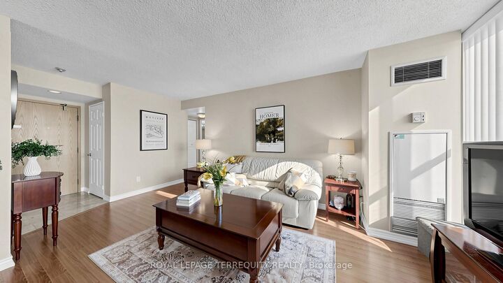 Property Photo:  22 Southport Street 833  ON M6S 4Y9 