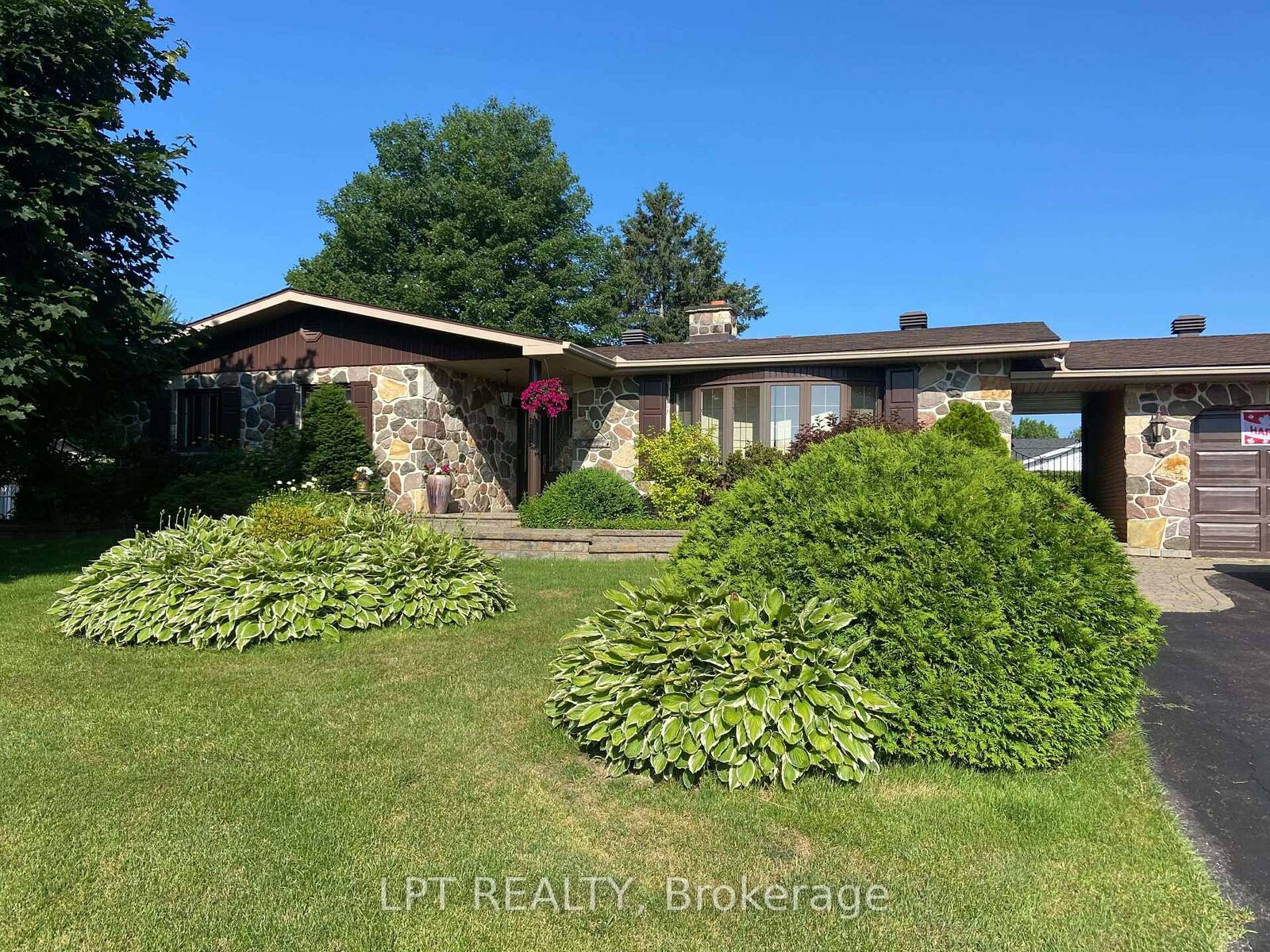 Property Photo:  10 Orchard Street  ON K6A 2V7 