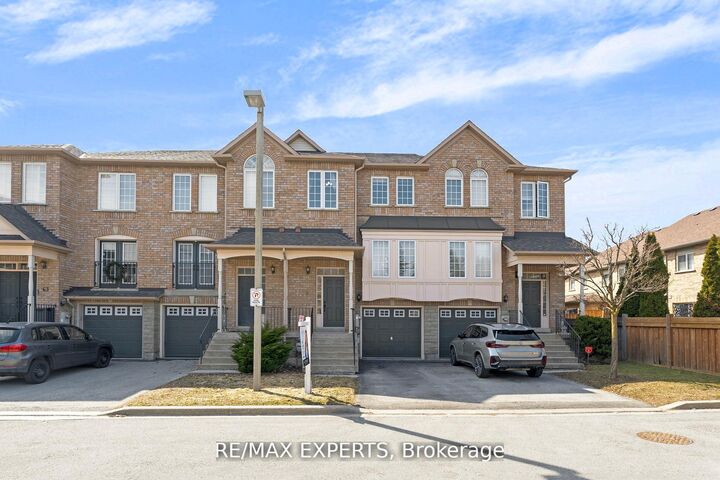Property Photo:  19 Foxchase Avenue 61  ON L4L 9N1 