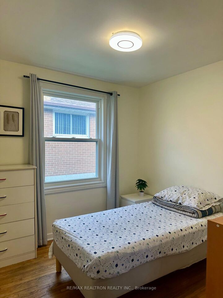Property Photo:  215 Poplar Road  ON M1E 1Z9 
