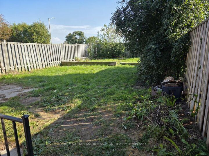 Property Photo:  7 Turnberry Crescent  ON L1E 1A7 