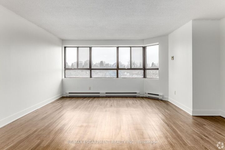 Property Photo:  565 Belmont Avenue W 0033  ON N2M 5E7 