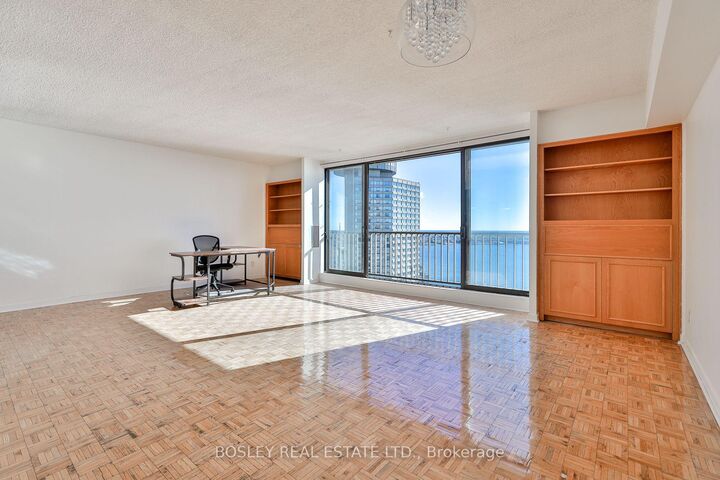 Property Photo:  33 Harbour Square 2825  ON M5J 2Z6 