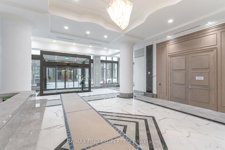 Property Photo:  30 Elm Drive W 3604  ON L5B 0N6 