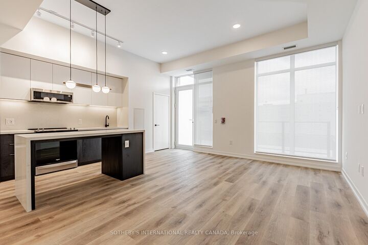 Property Photo:  5 York Garden Way Th104  ON M6A 2V1 