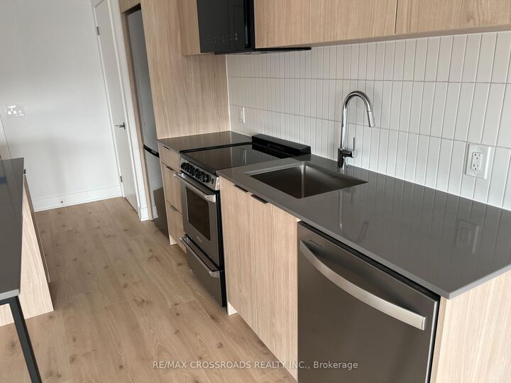 Property Photo:  3088 William Cutmore Boulevard 618  ON L6H 8A4 